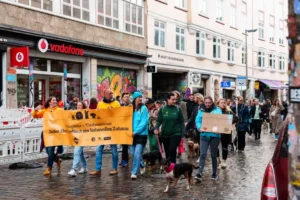 Demo für Tierheimhunde - - Hundeparade Paw Parade in Hamburg