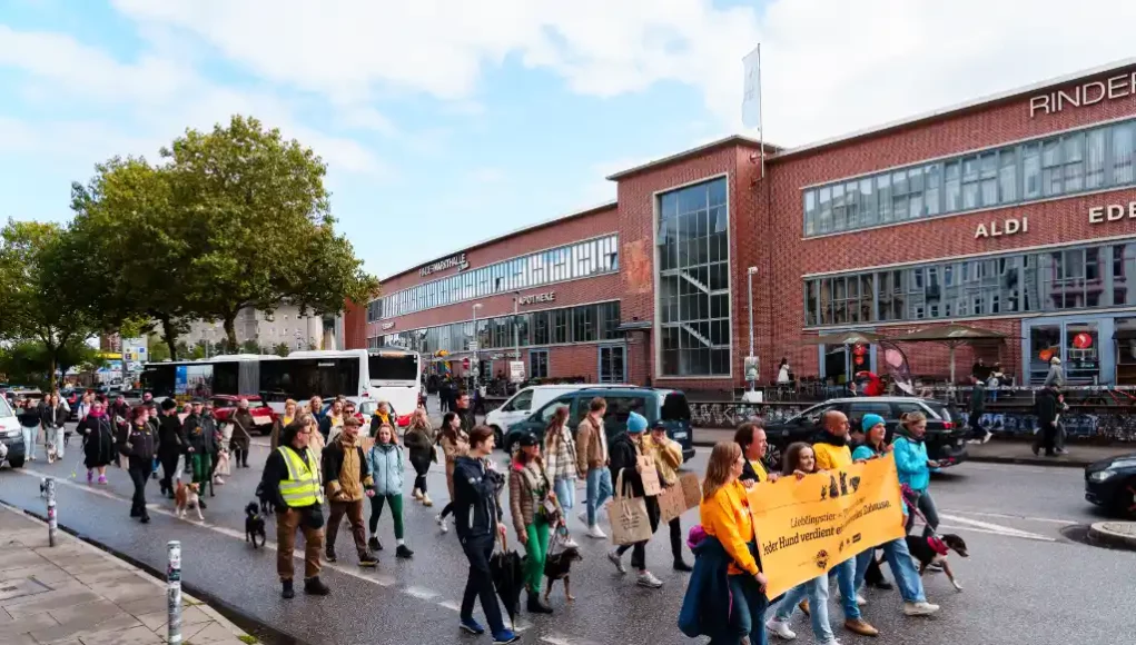 Demo für Tierheimhunde - Hundeparade Paw Parade in Hamburg